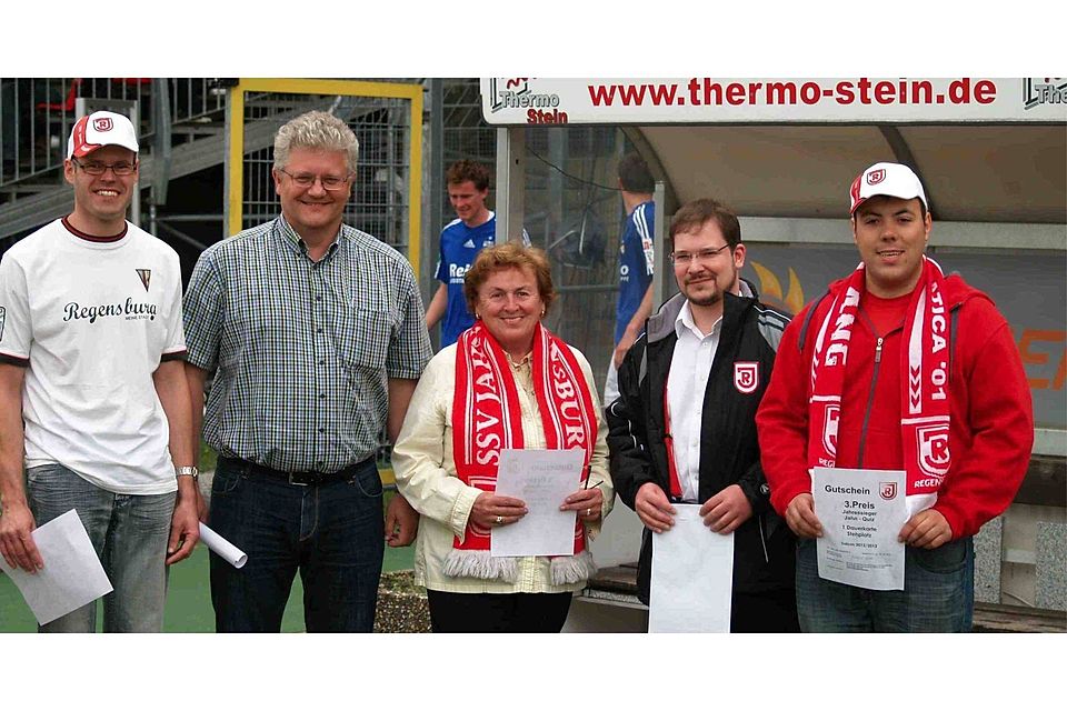 Jahn-Archivar Dr. Wolfgang Otto mit den Jahresgewinnern des Jahn-Quiz (von links) Andreas Dietlmeier, Gerhard Schnurrer, Elfriede Bomertl und Tobias Bomertl (Foto: M. Burner).