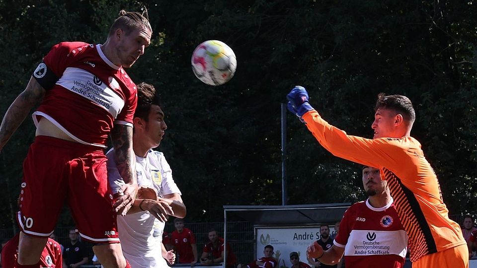 Heplensteins Stürmer Christian Körfer scheitert hier am Torhüter des 1. FC Düren II, Yannik Marko.