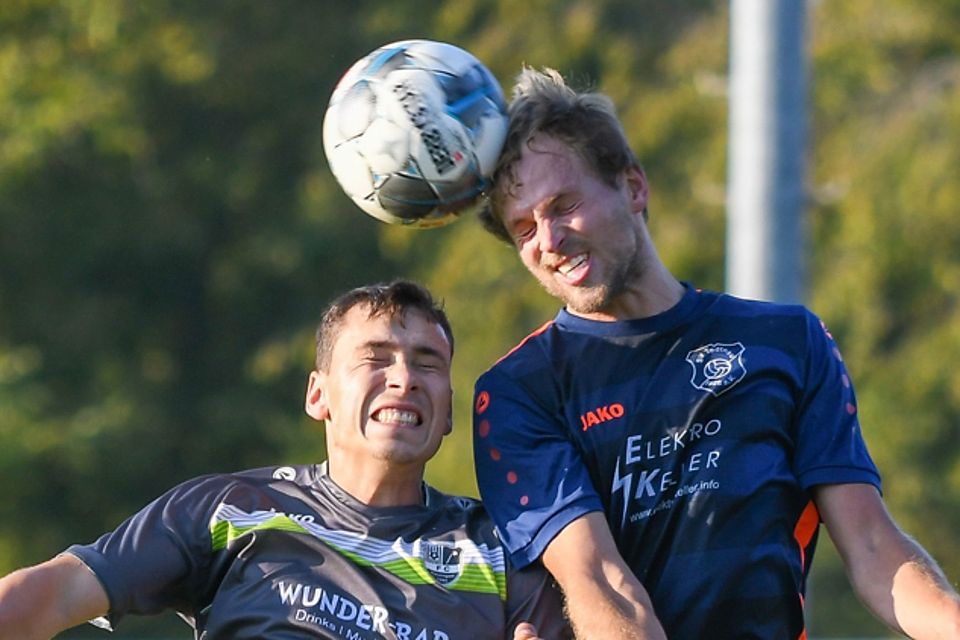 Der Todtnauer Julian Dietsche (rechts) gewinnt das Kopfballduell gegen den Hauinger Kapitän Joshua Vogt, doch am Ende feiert Hauingen ein 1:0. | Foto: Gerd Gründl