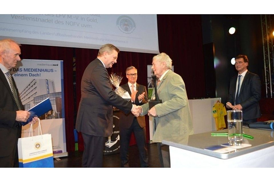 Karl-Otto Westphal (r.), geehrt von medienhaus:nord-Chef Andreas Gruczek (M.) und beglückwünscht von DFB-Präsident Reinhard Grindel (l.) LFV-MV