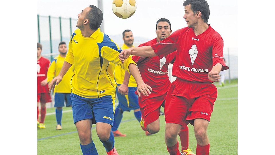 Ball im Blick: Die SG Adler Winzenheim II (gelbe Trikots) setzte sich gegen die Kreuznacher Kickers in einem torreichen Spiel mit 4:3 durch.   (Foto: Heidi Sturm)