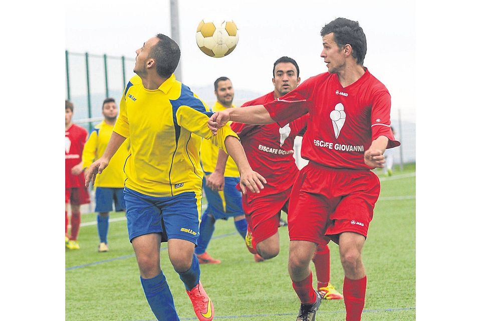Ball im Blick: Die SG Adler Winzenheim II (gelbe Trikots) setzte sich gegen die Kreuznacher Kickers in einem torreichen Spiel mit 4:3 durch.   (Foto: Heidi Sturm)