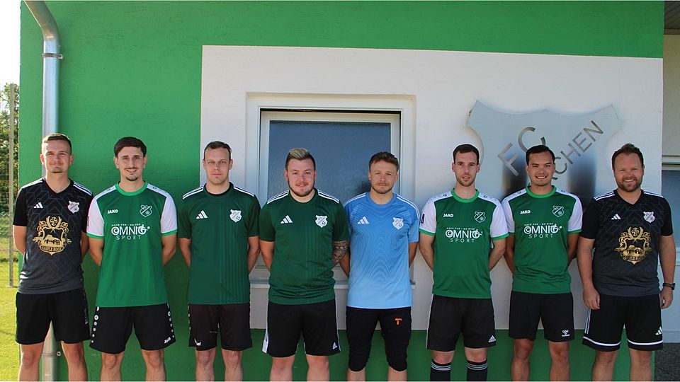 reuen sich auf die anstehende Kreisliga-Saison des FC Aunkirchen: (v.l.) stellv. sportlicher Leiter Niklas Geiger, Co-Trainer Josef Schmidt, die Neuzugänge Philipp Bernt, Florian Dachl und Tobias Perstorfer, Spielertrainer Simon Schuster, Co-Trainer David Salatmeier sowie sportlicher Leiter Heinrich Salatmeier.