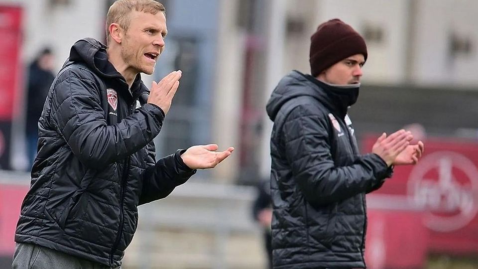 Rechnerisch könnte der TSV Buchbach noch in die Abstiegsrelegation abrutschen, was das Trainerduo Andreas Bichlmaier (links) und Marcel Thallinger aber mit zusätzlicher Motivation von der Seitenlinie verhindern will.
