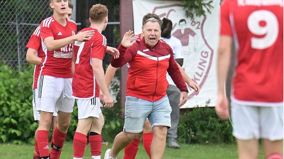 Josef Bayerl (Bildmitte) wird nach dann zwei Jahren im Sommer 2026 seinen Posten als Trainer des FC Niederwinkling zur Verfügung stellen.