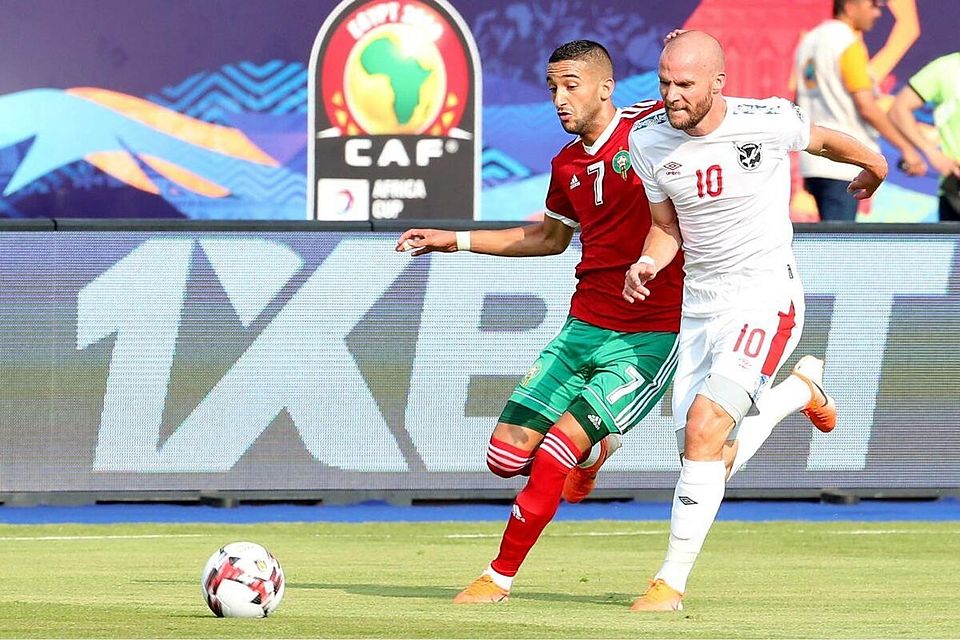 Auf Augenhöhe mit WM-Teilnehmern: Der namibische Nationalspieler Manni Starke im Gruppenspiel des Afrika-Cups 2019 gegen Marokko (mit Hakim Ziyech).
