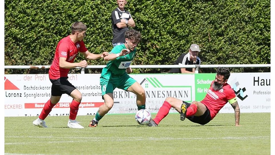 Waldalgesheims Marlon Pira (grünes Trikot) setzt Benjamin Fuchs auf den Hosenboden.	