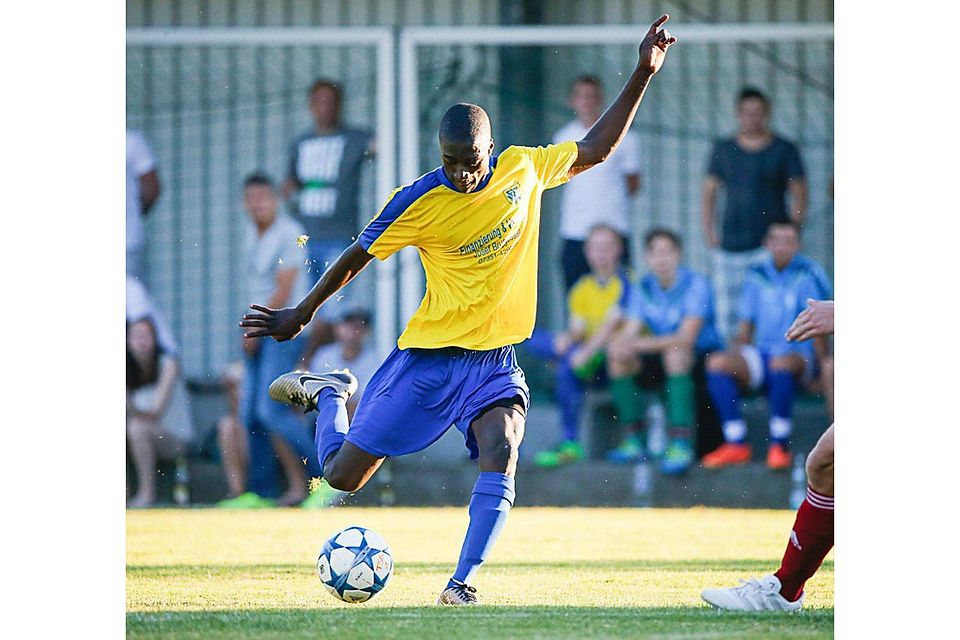 Alfysainey Bah ist mit dem FC Wacker Biberach derzeit auf Erfolgskurs: In drei Spielen gab es drei Siege. SZ-Foto: Volker Strohmaier