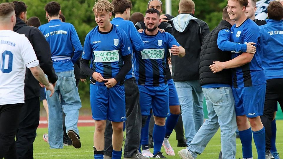 Die Ottobrunner Spieler bejubeln ausgelassen den Klassenerhalt.