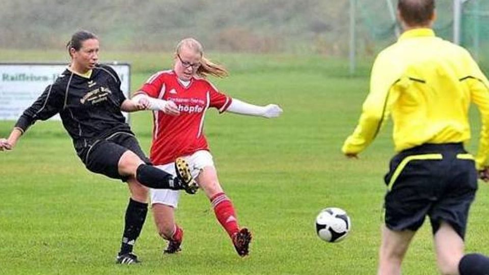 Stets auf Torejagd: Melanie Wegmann (l.) konnte sich als Spielerin des FC Moosburg und bei der Polizei-Nationalmannschaft auf ihren Abschluss verlassen. 