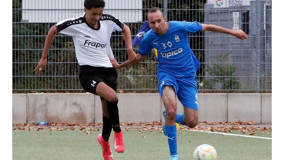 Ayoub Jabari (Hillal/rechts) und Mohamed Kounta (Hellas) kämpfen im Rüsselsheimer Stadtduell um den Ball.	Foto: Andre Dziemballa