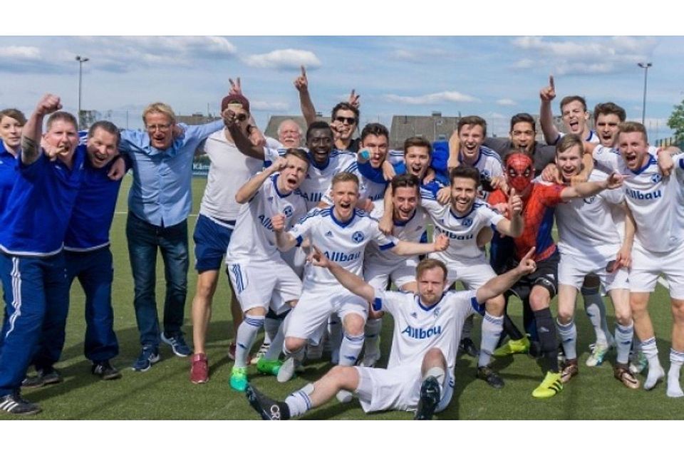Der SV Burgaltendorf feiert Meisterschaft und Aufstieg in die Landesliga. Foto: Toni Pictures