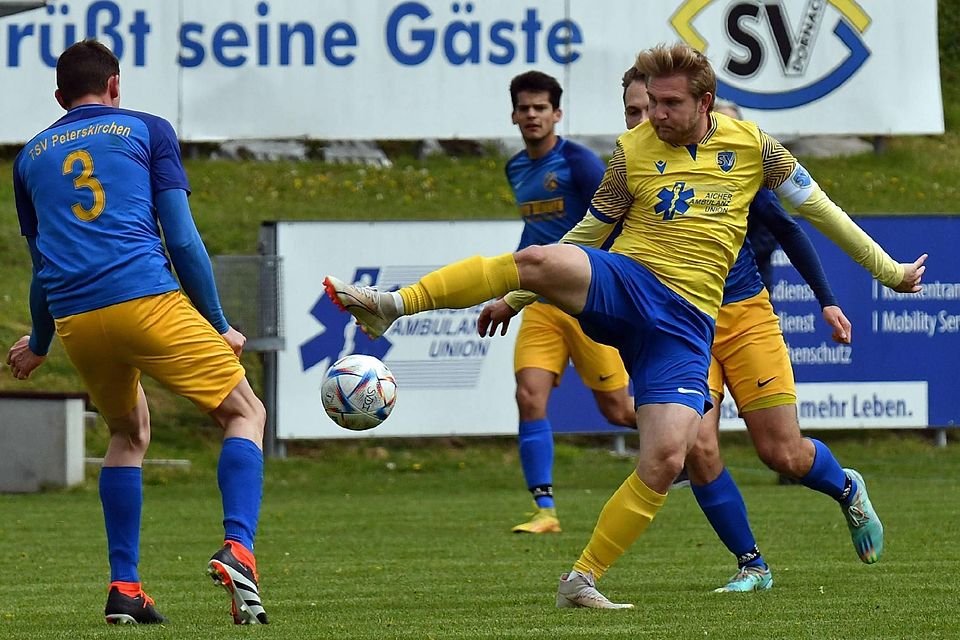 Alles unter Kontrolle: Dominik Goßner (gelb) erzielt das 1:0 für Dornach.