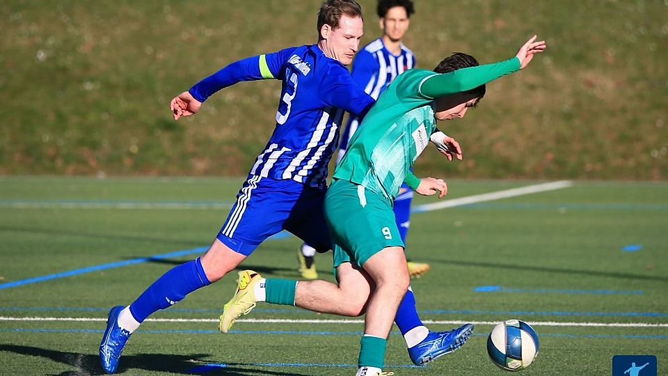 Dem SV Klein-Winternheim um Kapitän Marius Schwank (in den blau-weißen Trikots) gelang im Duell mit Aufstiegsaspirant SV Alemannia Waldalgesheim II (in Grün) eine der Überraschungen zum Auftakt in die Rest-Rückrunde.