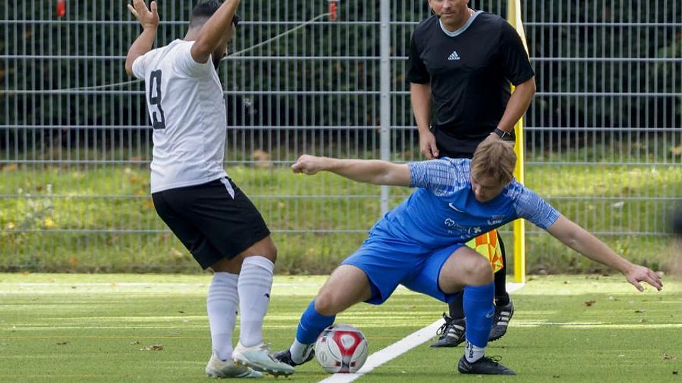 Der Bretzenheimer Laurin Hake (rechts) versucht, den Ball im Spiel zu halten. 	