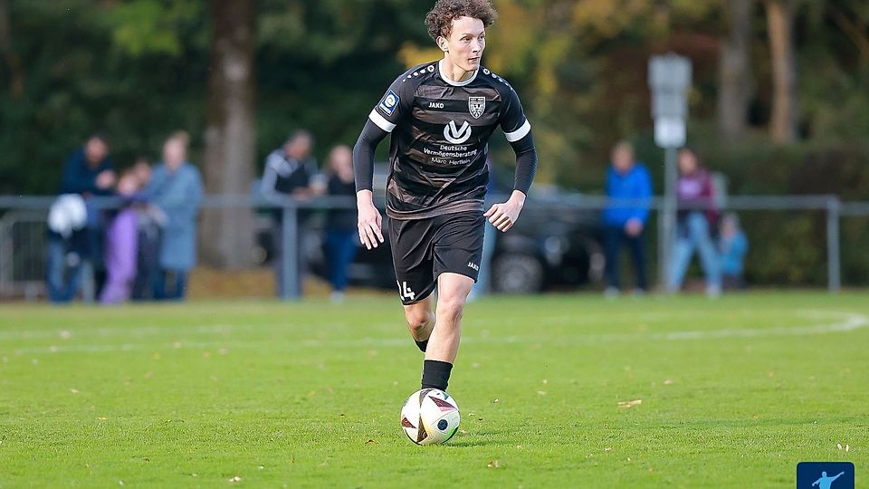Luca Hopfauf vom TSV Nördlingen 2 treibt den Ball an. 