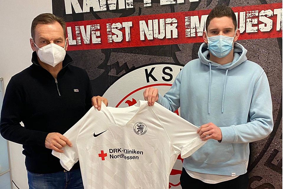 Freuen sich über die Vertragsverlängerung: Der sportliche Leiter des KSV Hessen Kassel Jörg Müller und Lukas Iksal (v.l.n.r.). 