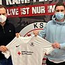 Freuen sich über die Vertragsverlängerung: Der sportliche Leiter des KSV Hessen Kassel Jörg Müller und Lukas Iksal (v.l.n.r.). 