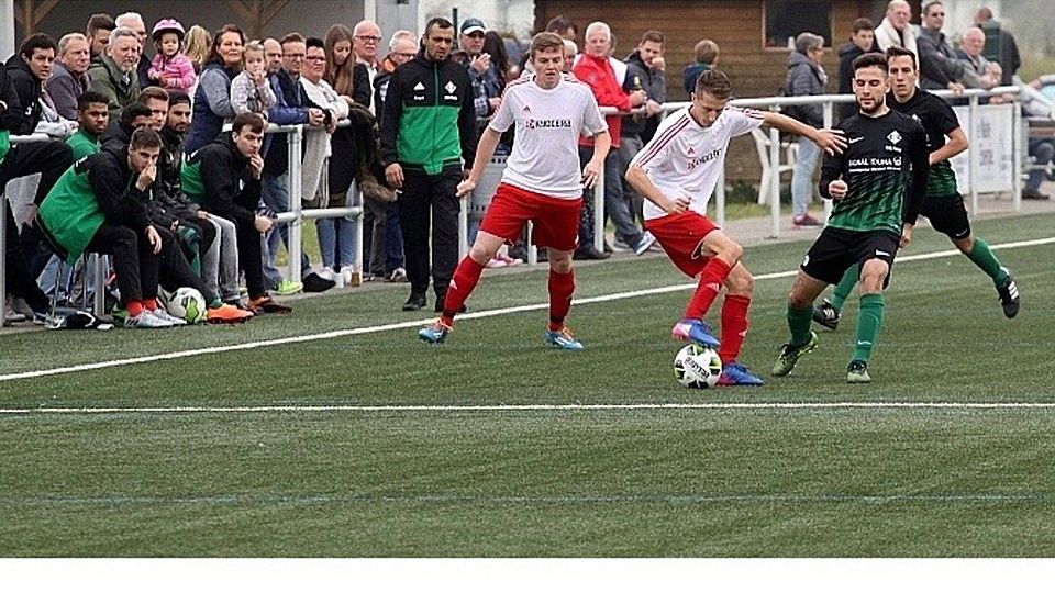 Aktionen vor der Planiger Bank: Auch TSG-Trainer Savas Kaya beobachtet, wie sich seine Jungs (grüne Trikots) gegen die SG Fürfeld/Neu-Bamberg verkaufen.	Foto: Mario Luge