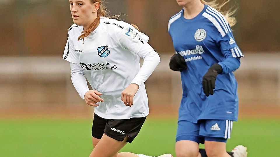 Auch hier im Vorteil: Lotta Kayser und der TuS Issel ließen dem TuS Weitefeld-Langenbach (rechts: Julia Wolf) beim 6:0-Erfolg keine Chance.