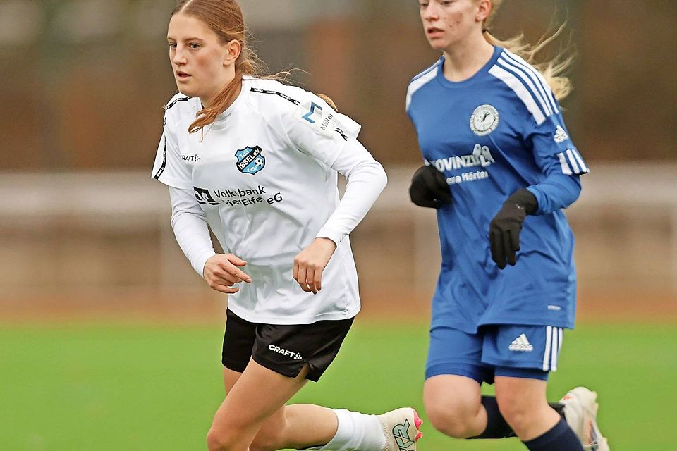 Auch hier im Vorteil: Lotta Kayser und der TuS Issel ließen dem TuS Weitefeld-Langenbach (rechts: Julia Wolf) beim 6:0-Erfolg keine Chance.
