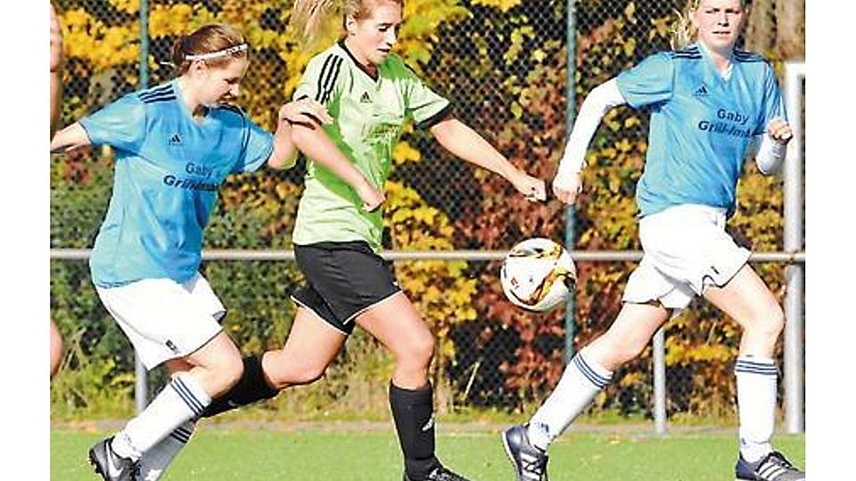 Nordenhams Fußballerinnen (schwarze Hose) verloren gegen Zwischenahn deutlich. Felix Grossmann