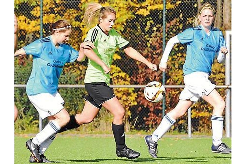 Nordenhams Fußballerinnen (schwarze Hose) verloren gegen Zwischenahn deutlich. Felix Grossmann