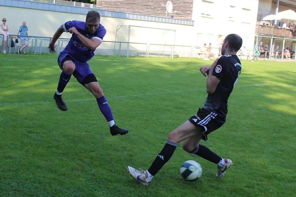 Der SV Ottmarshausen (rechts Matthias Pimpl) verteidigte den Vorsprung gegen den SV Schwabegg und gewann mit 2:1.