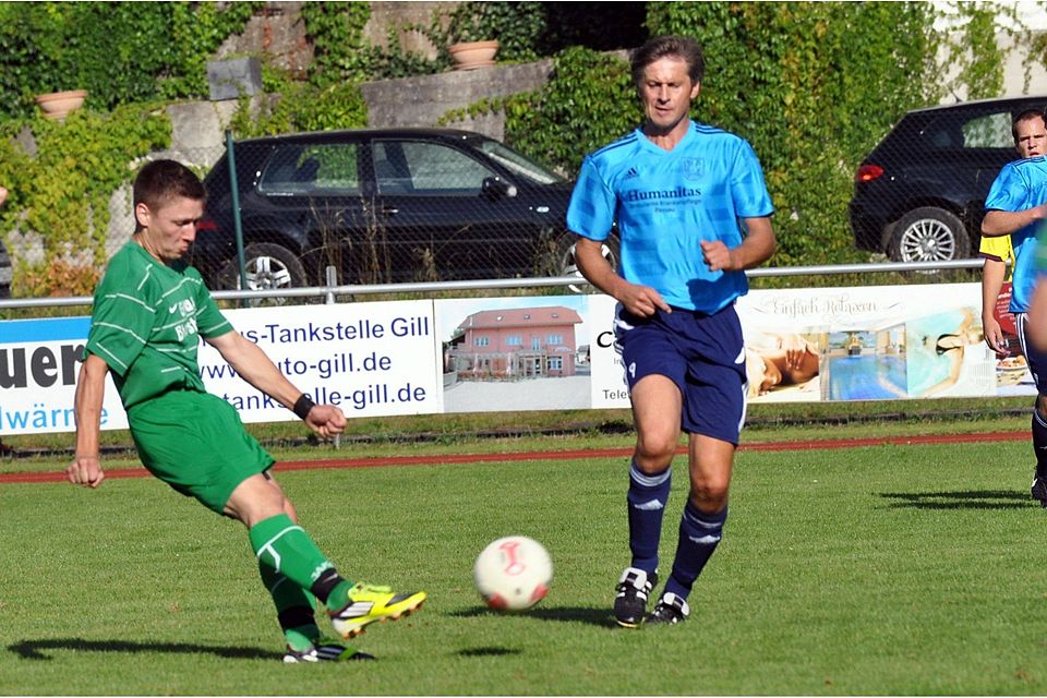 Teisnach (li.) kommt gegen Büchlberg nicht über ein 2:2-Unentschieden hinaus. F: Wolfgang Heitzer