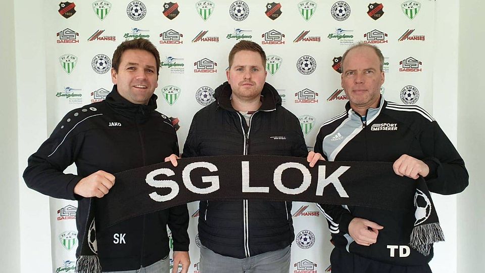 Sebastian Kreiser (links) und Thorsten Dettmer (rechts) freuen sich, dass Dennis Jaques in der neuen Saison das LOK-Tor hütet. 