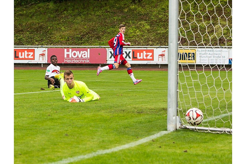 Benedict Dos Santos und VfB-Torhüter Philipp Köhn schauen dem Ball vergeblich hinterher: Mario Crnicki erzielt einen seiner insgesamt vier Treffer. Foto: Riedel