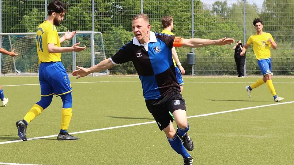 Timo Riemer vom HFC Falke in Jubelpose.