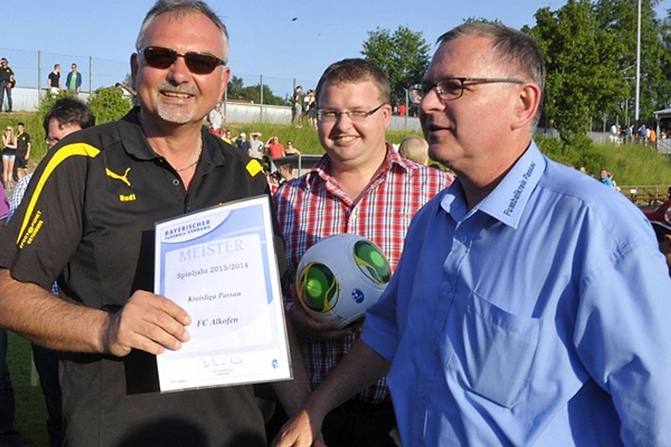 Die Funktionäre Wolfgang Heyne und Christian Bernkopf (v.re.) werden die Spielgruppentagungen im Fußballkreis Passau leiten. F: Geisler