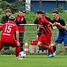Lennard Kurt Isensee (hinten mittig, in rot, am Ball)
