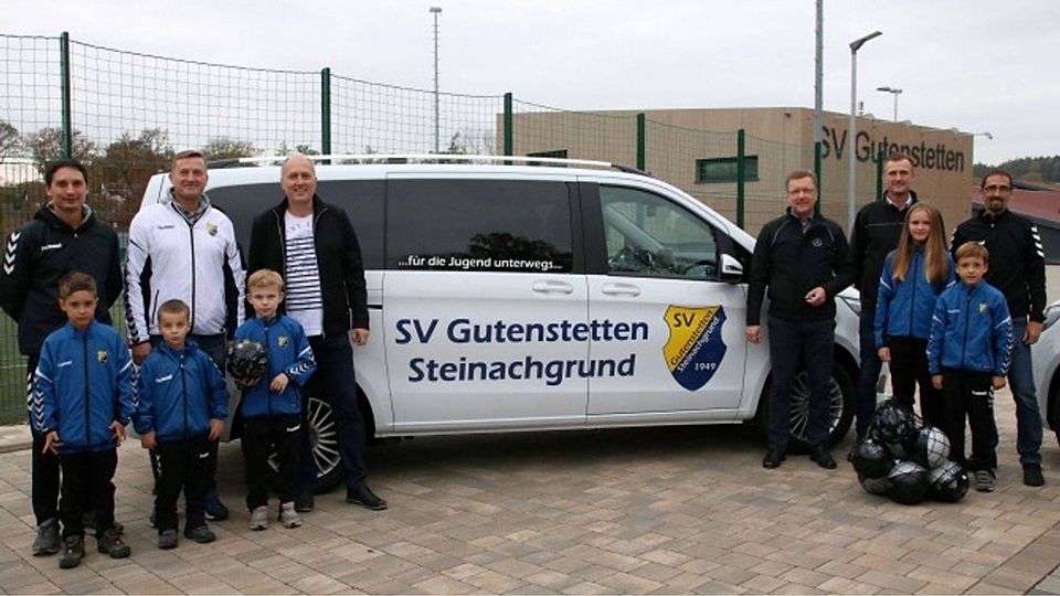 Stolz präsentieren die Verantwortlichen und der Nachwuchs des SVG Steinachgrund einen der beiden neuen Mannschaftsbusse für die Jugend  F: SVG Steinachgrund