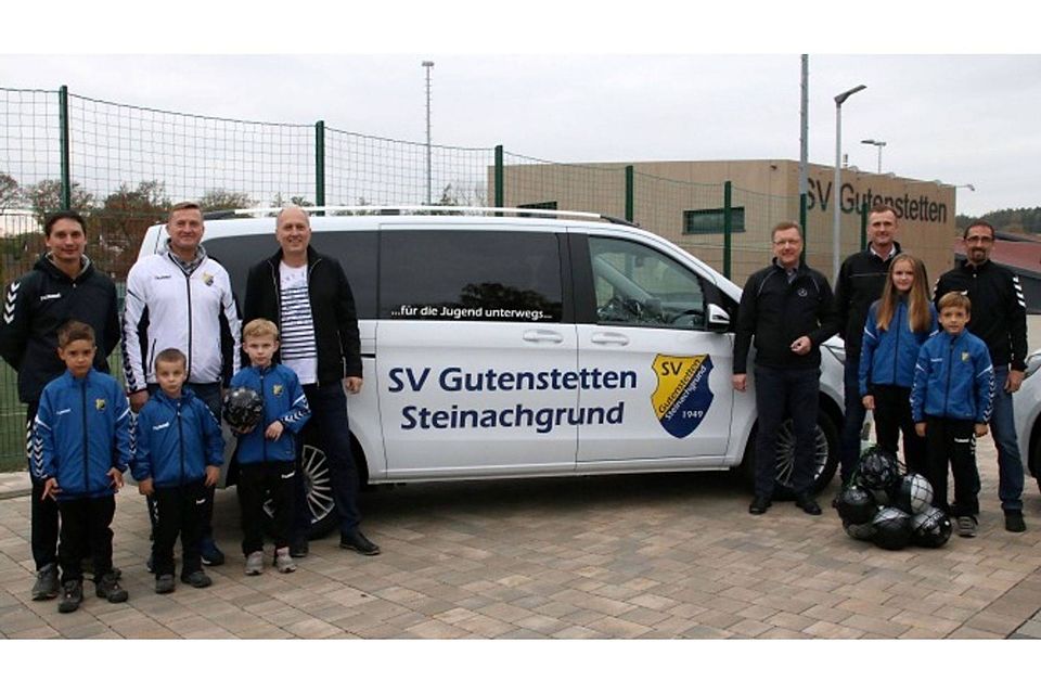 Stolz präsentieren die Verantwortlichen und der Nachwuchs des SVG Steinachgrund einen der beiden neuen Mannschaftsbusse für die Jugend  F: SVG Steinachgrund