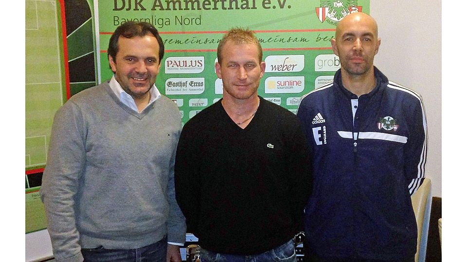 Der ehemalige Nürnberger Bundesliga-Profi Thomas Rösl (Mitte) sitzt ab sofort beim Bayernligisten DJK Ammerthal als Co-Trainer auf der Bank. Sportvorsitzender Stefan Badura (l.) und Chefcoach Markus Mühling (r.) freuen sich auf die Zusammenarbeit.