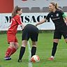 Fairplay: Der Handshake vor dem Spiel zwischen RW Überacker und dem TSV Neuried.