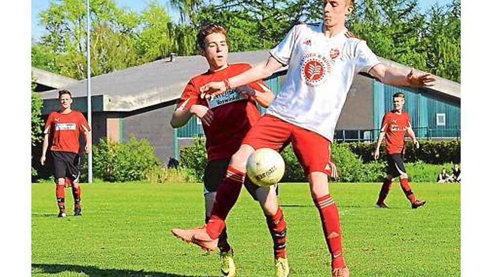 Eine ausgeglichene Auseinandersetzung lieferten  sich der  FSV Westerstede  (in Rot) und SV Eintracht Wiefelstede auf dem Hössengelände. Die Gäste hatten teilweise zwar einige Vorteile in der Partie, am Ende jedoch hieß es 1:1 unentschieden. Die Westersteder belegen in der Tabelle der  Kreisliga, Meisterrunde, Platz 12. Einige Plätze  besser auf Rang fünf steht das Team aus Wiefelstede. Matthi