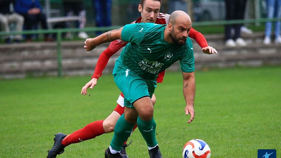 Der Blick der Ingelheimer, am Ball Sandro Zey im Duell gegen die SVW Mainz, geht in Richtung Landesliga-Verbleib. 