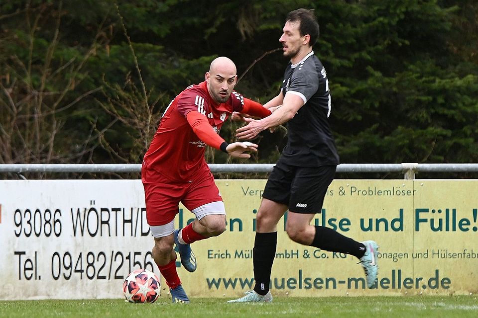 Wörths Torjäger Merdin Mehmedov (links) schoss die SG Walhalla im Alleingang ab.