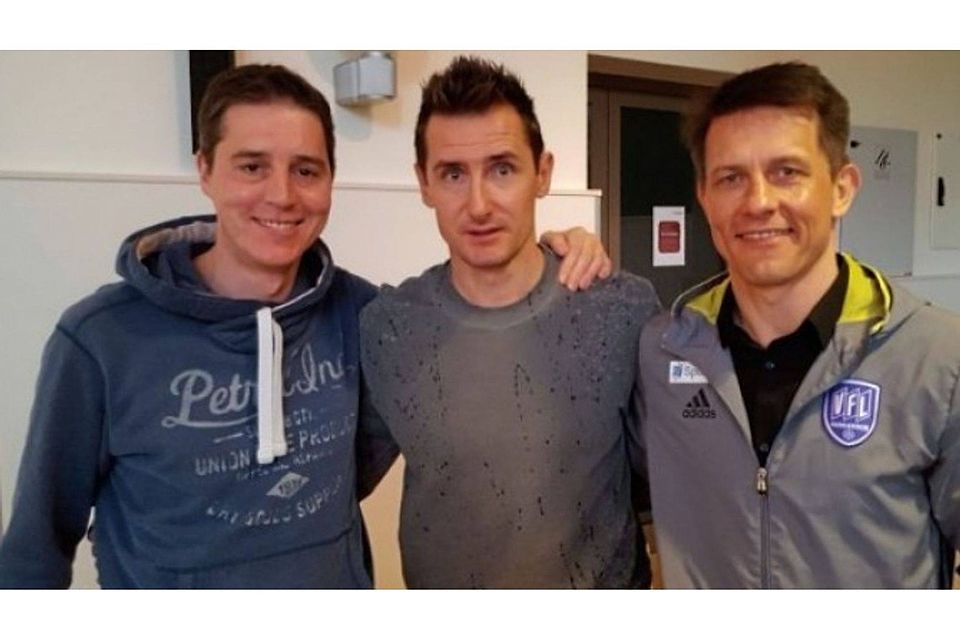 Schulterschluss mit dem Weltmeister: Björn Richter (links) und Andreas Schüttpelz (rechts) posieren mit Miroslav Klose.