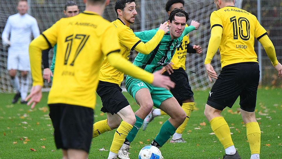 Trotz guten Kampfes ging der FC Weiden-Ost (in grün) gegen Tabellenführer FC Amberg leer aus.