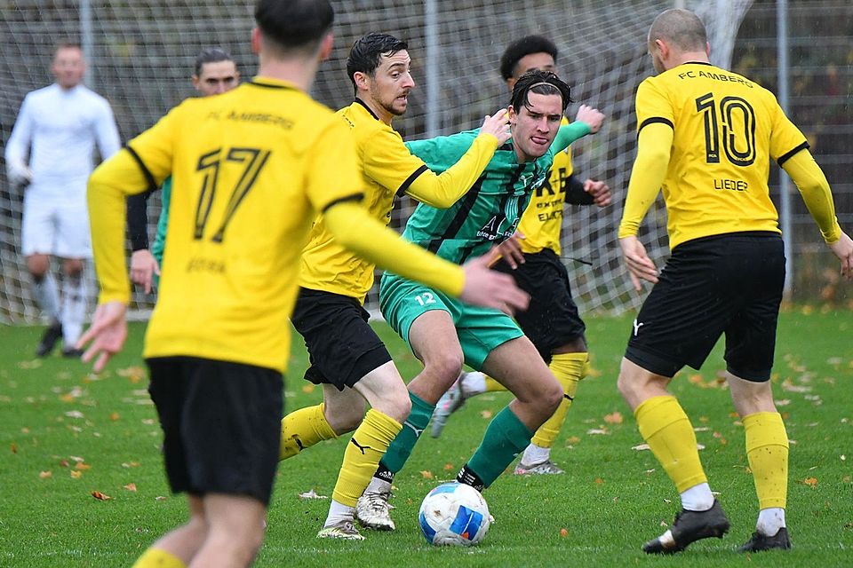 Trotz guten Kampfes ging der FC Weiden-Ost (in grün) gegen Tabellenführer FC Amberg leer aus.
