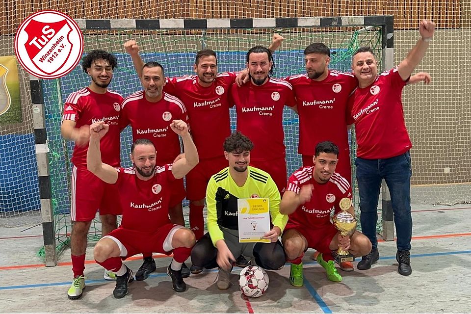 Die Mannschaft vom TuS Winzenheim und ihr Trainer Ercan Ürün (stehend rechts) bejubeln den Futsal-Kreistitel.