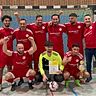 Die Mannschaft vom TuS Winzenheim und ihr Trainer Ercan Ürün (stehend rechts) bejubeln den Futsal-Kreistitel.