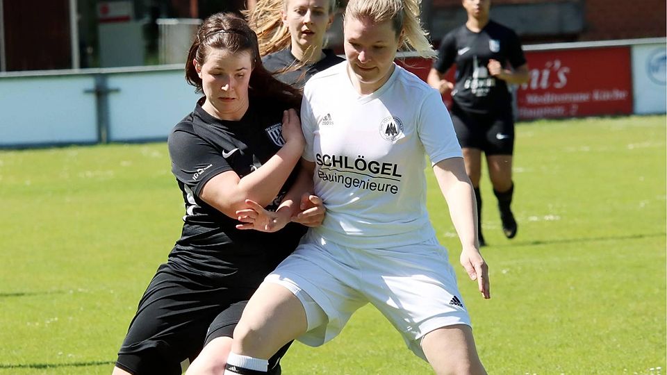 Paula Theis links im Zweikampf mit einer Gegenspielerin.