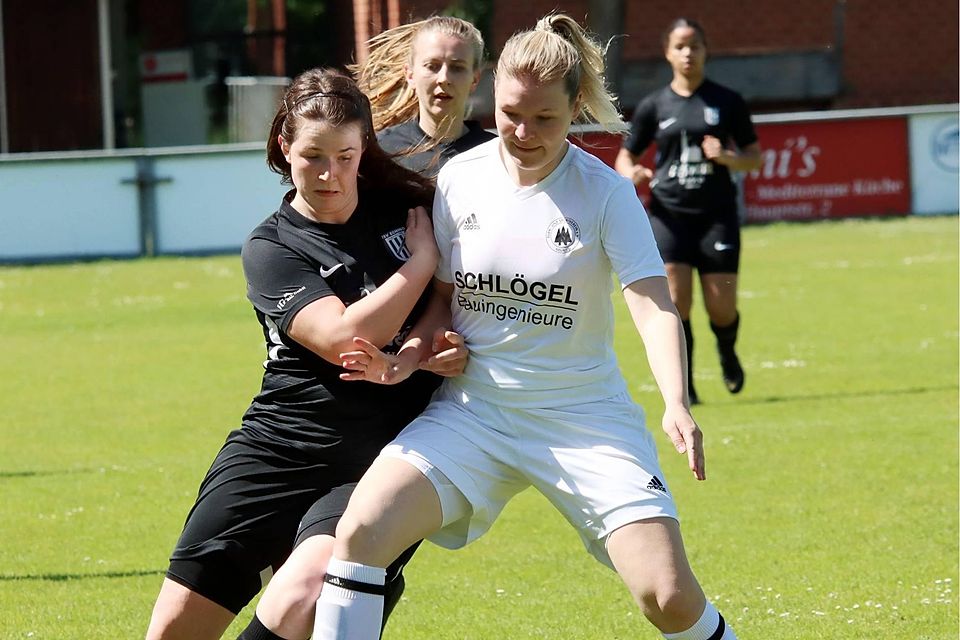 Paula Theis links im Zweikampf mit einer Gegenspielerin. Paula Theis links im Zweikampf mit einer Gegenspielerin.