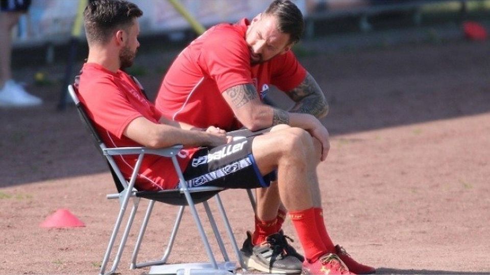 Redebedarf: Das Paderborner U21-Trainerteam Michél Kniat und Christopher John (l.) hält die Intensität hoch. F: Heinemann