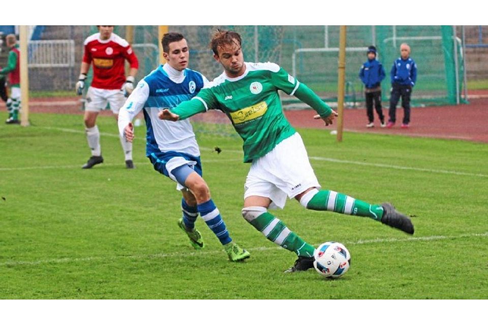 In Werder konnte Luca Köhn (blau-weißes Trikot) noch die meisten Offensivakzente für die Stahl-Mannschaft setzen.  ©MZV